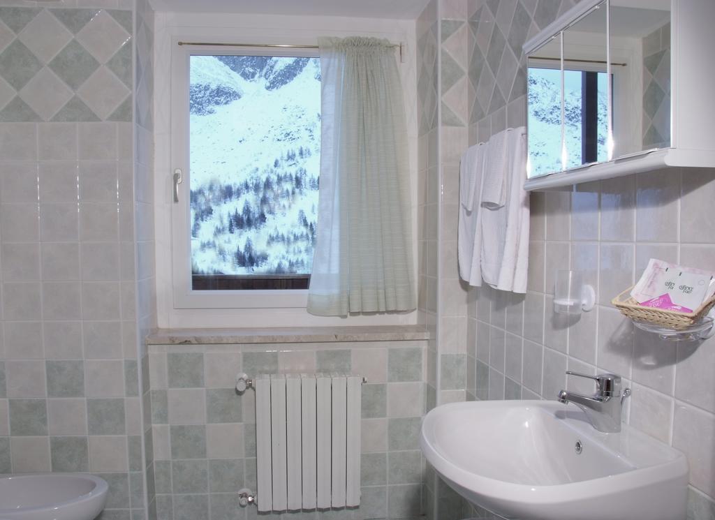 Albergo Eden Passo del Tonale Rum bild